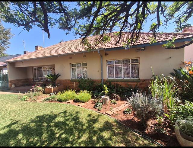 3 BEDROOM FREESTANDING FOR SALE IN STILFONTEIN EXT 4